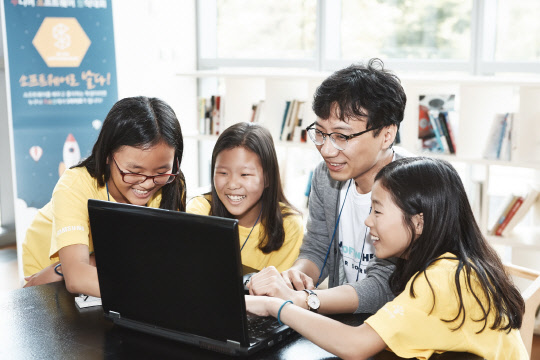 경기도 용인 서천동 삼성전자 인재개발원에서 열린 '부트캠프'에서 삼성전자 임직원 멘토가 소프트웨어 알고리즘에 대해 학생들에게 멘토링을 하고 있다. <삼성전자 제공>